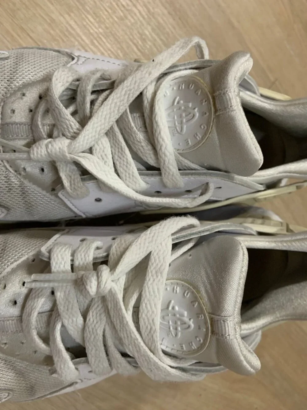 Nike Air Huarache Run 654275-110 White youth Sneakers size 7Y, condition is good